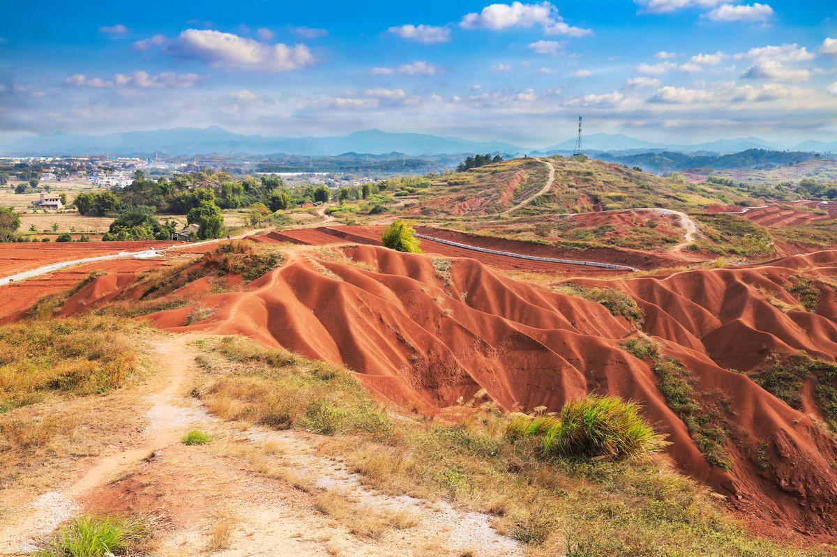 广东始兴，一处风景如画的旅游胜地，以其丰富的自然景观和人文底蕴吸引着无数游客。