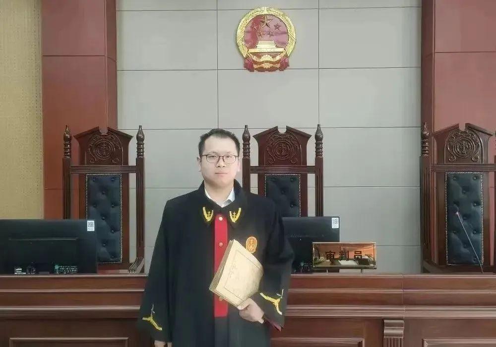 关于夫妻离婚房产分割的问题，一直是离婚案件中的焦点之一。随着社会的变迁，房产已成为家庭财产的重要组成部分，因此，在夫妻离婚时，如何合理分割房产显得尤为重要。以下就夫妻离婚房产分割的相关问题展开探讨。