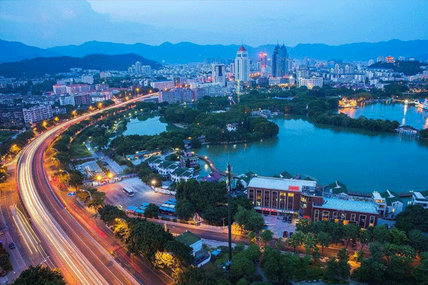 福州，这座历史文化名城，近年来在经济发展的推动下，房地产市场蓬勃发展。二手房产市场尤为活跃，成为许多购房者关注的焦点。