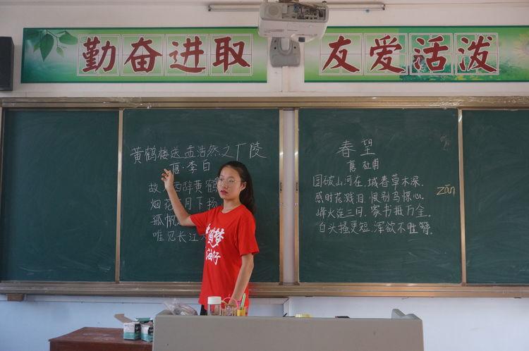 在2017年的盛夏，广东省的毕业生们迎来了人生的重要时刻。他们结束了长达数年的学习生涯，步入了新的人生阶段。此刻，让我们回顾他们的成长历程，展望未来的道路。