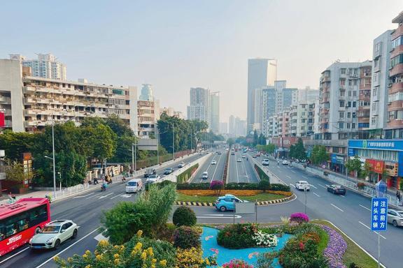 广东省福林市是一个充满活力和魅力的城市，它以其独特的文化、繁荣的经济和美丽的风景吸引着人们的目光。下面就来详细描绘一下这座城市的魅力所在。