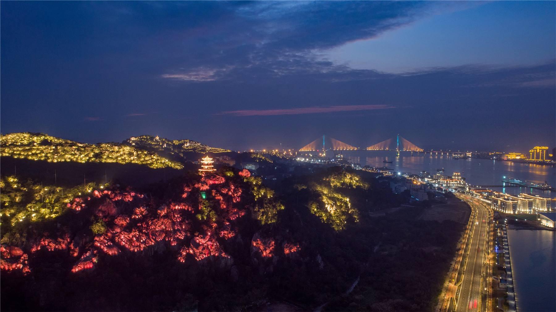 广东，这片繁荣富饶的土地，以其独特的魅力和活力，成为中国经济的重要引擎。这里，城市与乡村共同繁荣，传统与现代交织，历史与创新并行。今天，让我们一同走进这片充满活力的土地，探寻其城市的魅力。